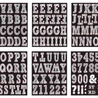 Cartelas com letras e números tipográficos brancos em fundo escuro