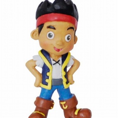 Figura de brinquedo infantil de menino com roupas coloridas