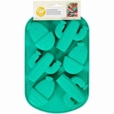 Molde de silicone verde para bolos em forma de cactos com etiqueta da marca Wilton