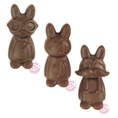 Três coelhos de chocolate com detalhes, sobre fundo branco