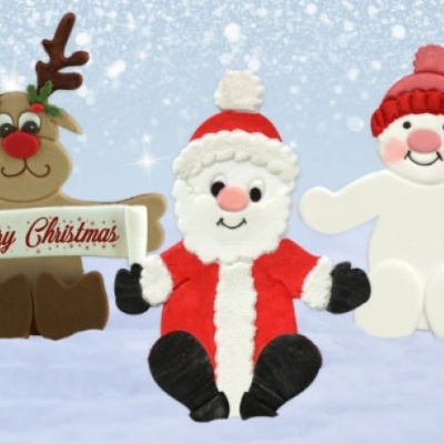Três bonecos decorativos de Natal: rena, Pai Natal e boneco de neve