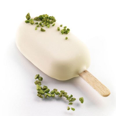 Gelado branco com cobertura e pedaços verdes, pau de madeira