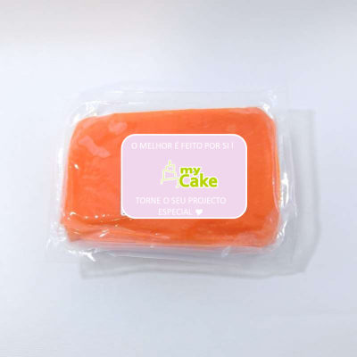 Barra de pasta de açúcar laranja embalada com etiqueta 'my cake' e texto em português.