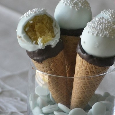 cones de gelado com cobertura branca e granulados em copo transparente