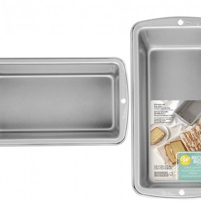 Duas formas metálicas retangulares para pão, uma com etiqueta verde e branca