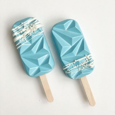 Dois gelados azuis decorados com fios brancos em superfície geométrica