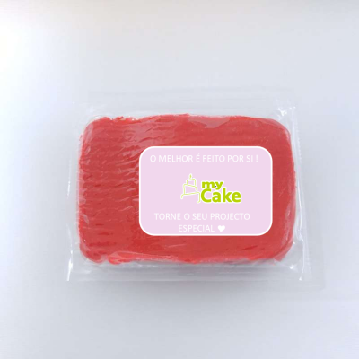 Pasta açúcar vermelha em embalagem transparente com etiqueta rosa