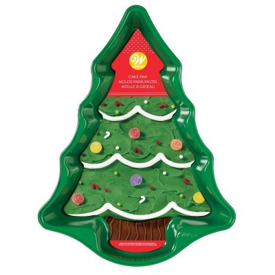 Forma de bolo verde em forma de árvore de Natal decorada