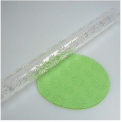 Rolo de massa com padrão de flores e placa verde com padrão de flores