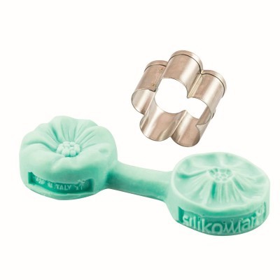Molde de silicone verde com duas cavidades florais e recortador metálico em forma de flor