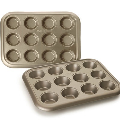 Duas formas de metal para muffins com 12 cavidades cada, cor cinza metálico.