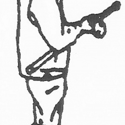 Desenho a preto e branco de uma figura humana de perfil com colete, calças e botas segurando um objeto