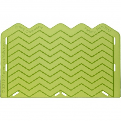 tapete antiderrapante verde com padrão zig zag e texto relevo