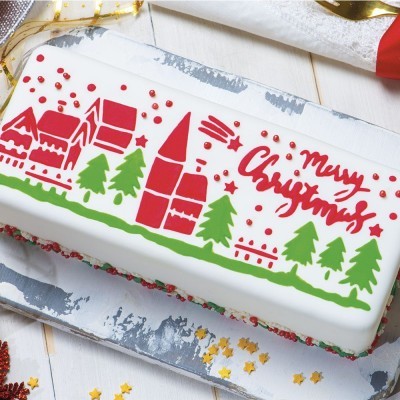 Bolo retangular com decoração natalícia em glacê branco, verde e vermelho