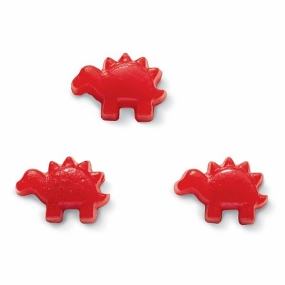 Três doces vermelhos em forma de dinossauro sobre fundo branco