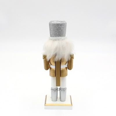 Soldado de chumbo decorativo com chapéu prateado, casaco dourado e botas prateadas em fundo branco