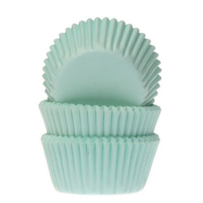 Formas para cupcake azuis claras empilhadas sobre fundo branco