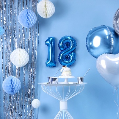 Decoração festa 18 anos balões azuis e prateados com cupcake