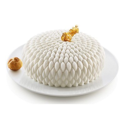 Bolo redondo branco com padrão texturizado e detalhe dourado no topo, sobre prato branco.