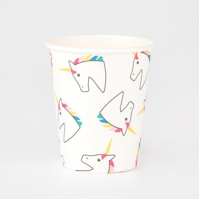 Copo de papel com padrão de unicórnios coloridos