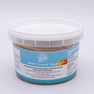 Frasco de ganache de caramelo salgado com rótulo azul e tampa branca