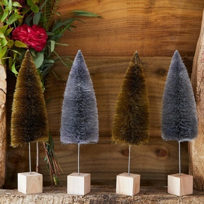 Quatro árvores decorativas castanhas e cinzentas com base de madeira sobre superfície de madeira