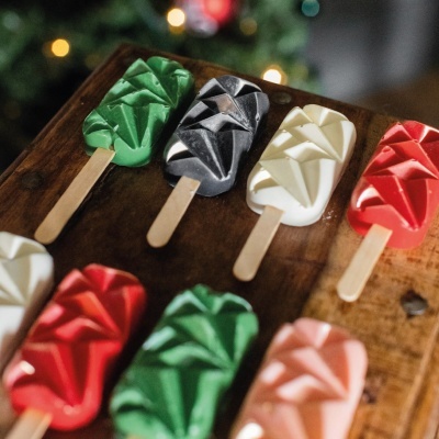 Gelados coloridos com textura facetada em pau sobre madeira