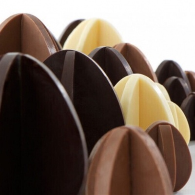 Ovos de chocolate em vários tamanhos e cores num fundo branco