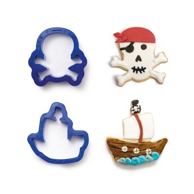 Conjunto de corta-massas em forma de caveira e navio pirata com bolachas decoradas