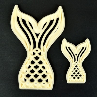 Dois cortadores de massa em forma de cauda de sereia em plástico branco