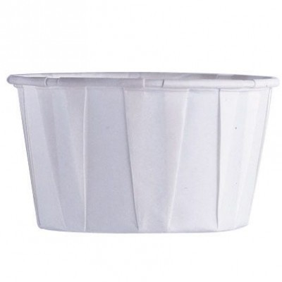 Copo descartável branco de plástico com sulcos verticais.