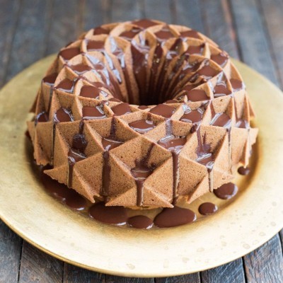 Bolo de chocolate com calda num prato dourado