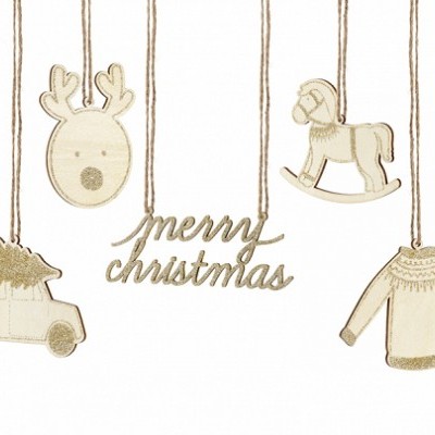 Ornamentos de tecido bege com detalhes dourados pendurados, tema natal