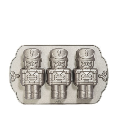 Forma de metal prateado para bolos em formato de soldados de brinquedo