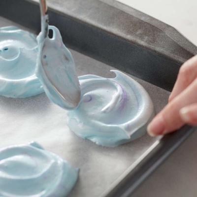 Close-up de creme azul a ser colocado em tabuleiro metálico