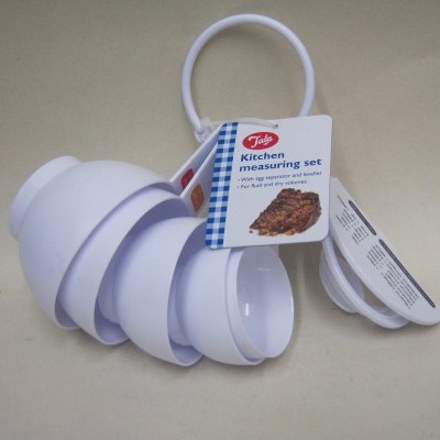 Conjunto de copos medidores de cozinha em plástico branco com etiqueta