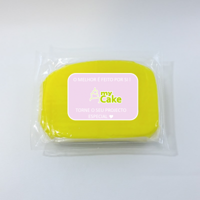 Massa de açúcar amarela com etiqueta 'my Cake' embalada em plástico