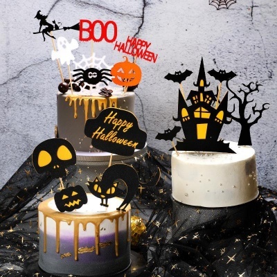 Bolos decorados para Halloween com toppers temáticos e cobertura colorida