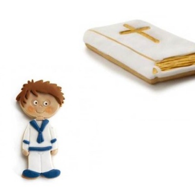 Figura de menino em fato branco e azul e uma pequena bíblia branca com cruz dourada