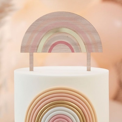 Topper de bolo de madeira com arco-íris pastel em bolo branco