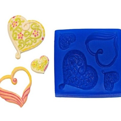 Molde silicone azul com corações decorados para confeitaria