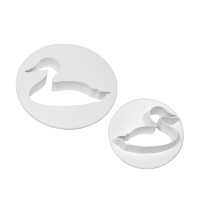 Dois cortadores de massa brancos em forma de cisne