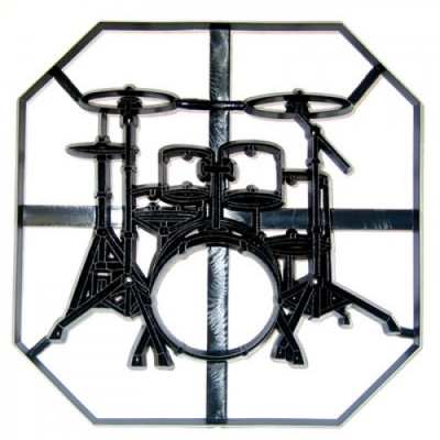 Ilustração preta de uma bateria acústica em moldura octogonal preta