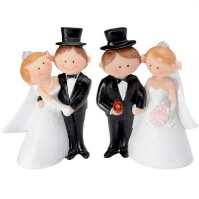 Figuras de noivos em miniatura com vestido branco, véu e fato preto com cartola