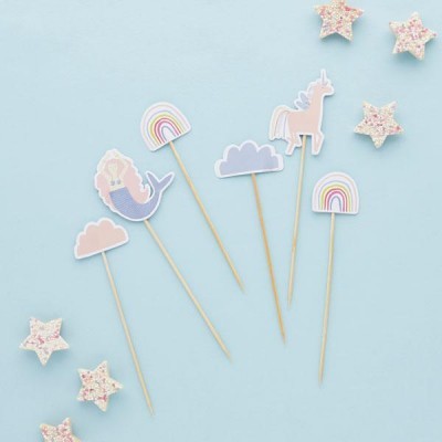 Toppers decorativos de papel com desenhos infantis em palitos de madeira sobre fundo azul