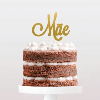 Bolo de chocolate com recheio de creme e topo decorativo dourado com a palavra Mãe