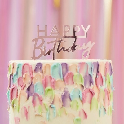 Bolo com decoração colorida e topo metálico de Happy Birthday