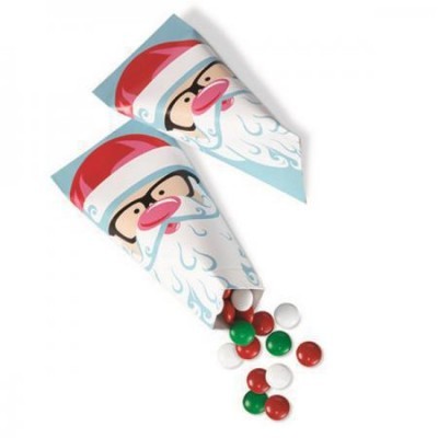 Cones de papel com rosto de Pai Natal e pastilhas coloridas