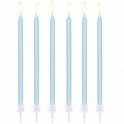 Seis velas finas azuis acesas com suporte branco
