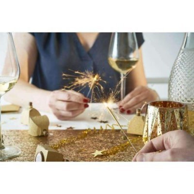 Mesa decorada com elementos dourados e bengalas de fogo